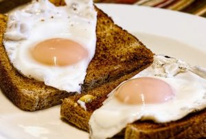 卵は完全食 完璧な栄養バランス ロッキーのように生卵を飲む