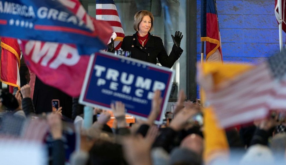 米大統領選2020 陰謀論者のシドニー パウエル弁護士がジョージア州で演説 トランプ大統領は民主党に陥れられたと主張