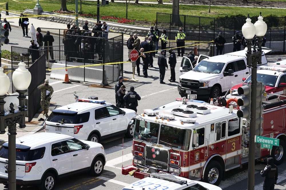 米議会議事堂のバリケードに車が突入し警察官1人が死亡 容疑者は射殺された 議会周辺の道路は封鎖され 州兵が派遣された