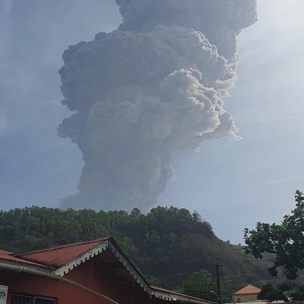 セントビンセント島のスフリエール山で爆発的噴火 16 000人以上が避難した 近隣諸国も避難活動に協力している