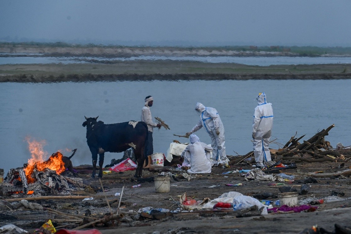 インドのガンジス川はコロナ患者の遺体で埋め尽くされる ガンジス川沿いは仮設の火葬場になり 一部地域では埋葬も行われている