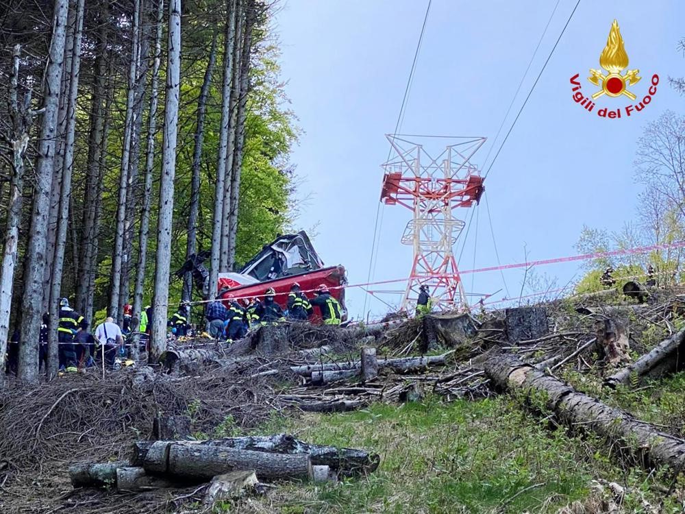 イタリア北部のケーブルカーが地面に墜落、子供を含む14人の死亡を確認 