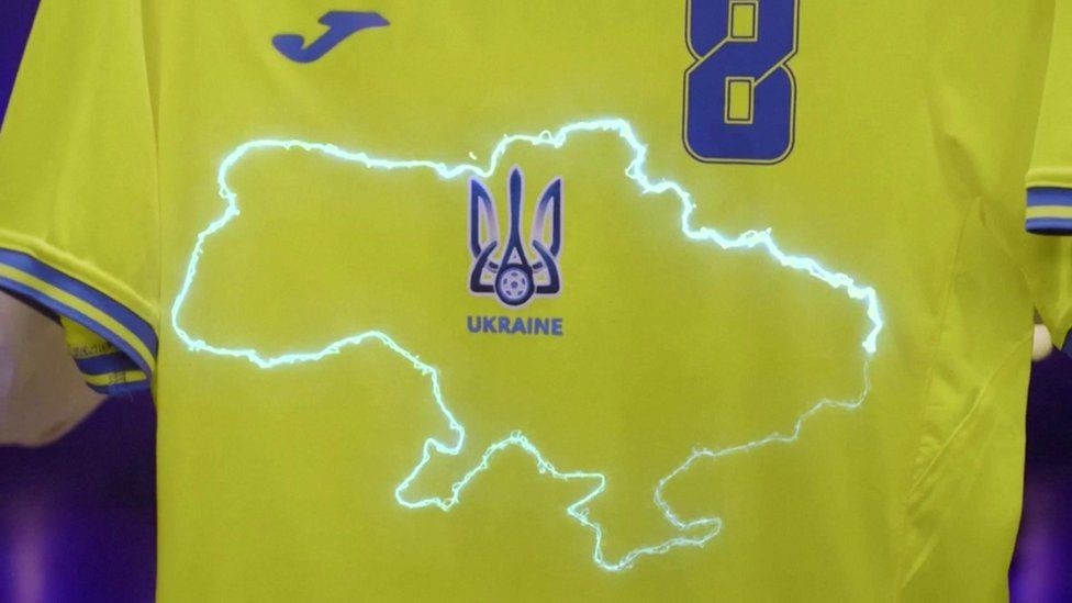 ロシアがサッカーウクライナ代表の新ユニフォームに激怒 前面に描かれたウクライナの国土にはクリミア半島が含まれている