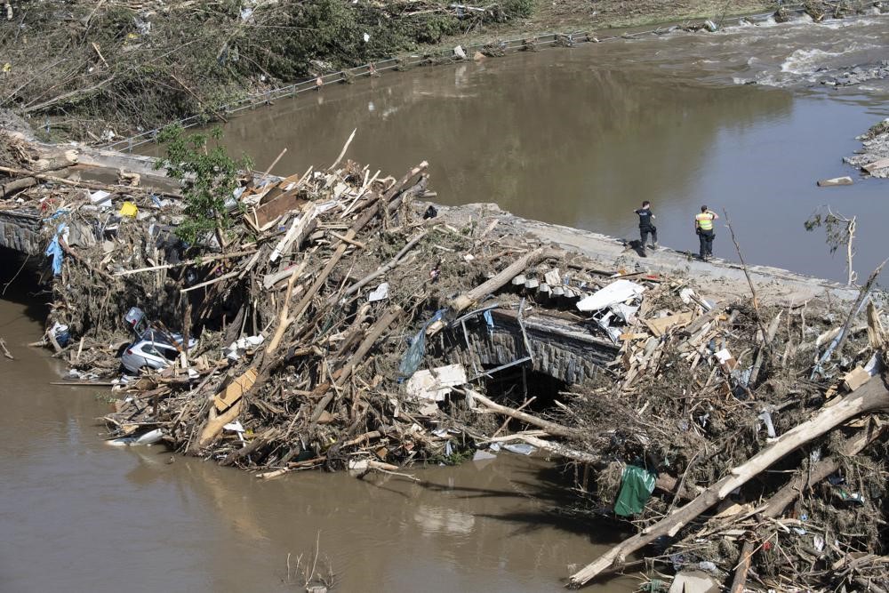 西ヨーロッパの洪水 ドイツのメルケル首相が被災地を視察 死亡者は180人を超える 中央ヨーロッパでは大雨が続く