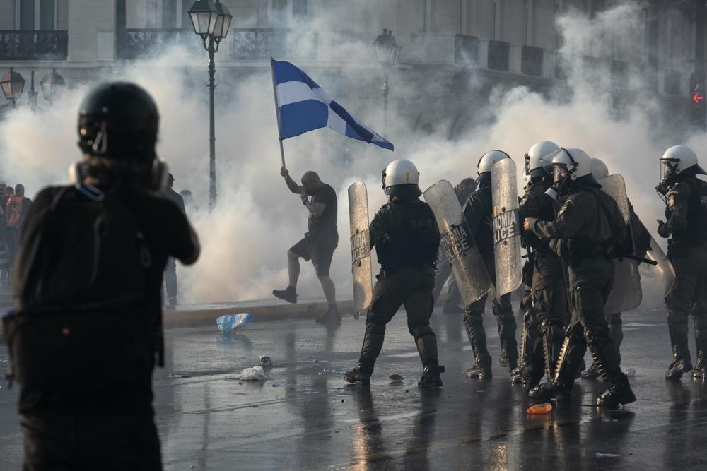 ギリシャ当局 反コロナワクチン抗議を催涙ガス弾と放水砲で取り締まる 抗議者は政府のワクチン接種義務化に強く反発