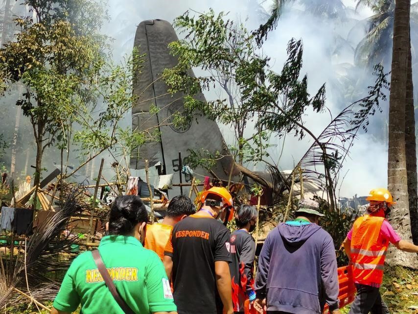 フィリピンの軍用機墜落事故 少なくとも45人が死亡、49人救助