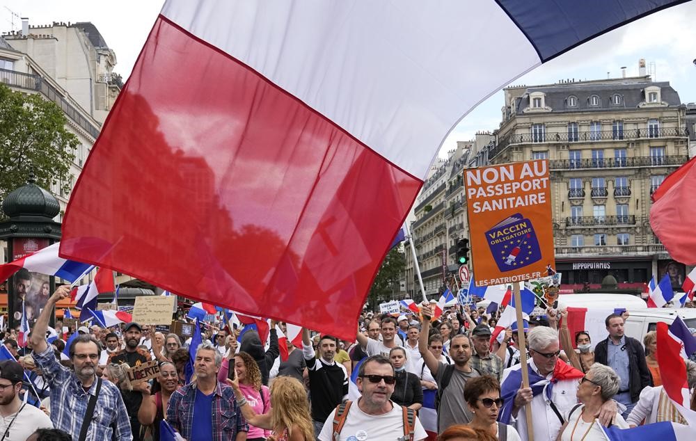 フランス 反コロナワクチン抗議者と機動隊が衝突 7月31日の抗議デモに参加した市民は全国で20万人を超えた