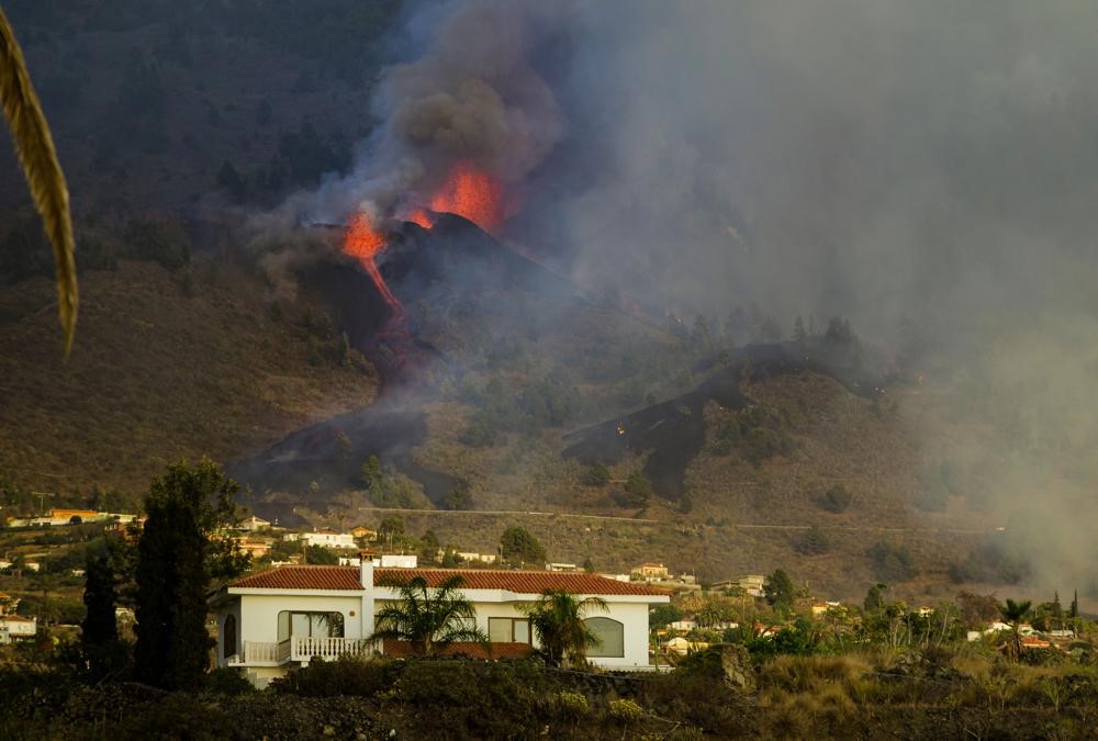 スペイン領カナリア諸島のラ パルマ島で火山が噴火 少なくとも5 000人が避難 死傷者は今のところ報告されていない