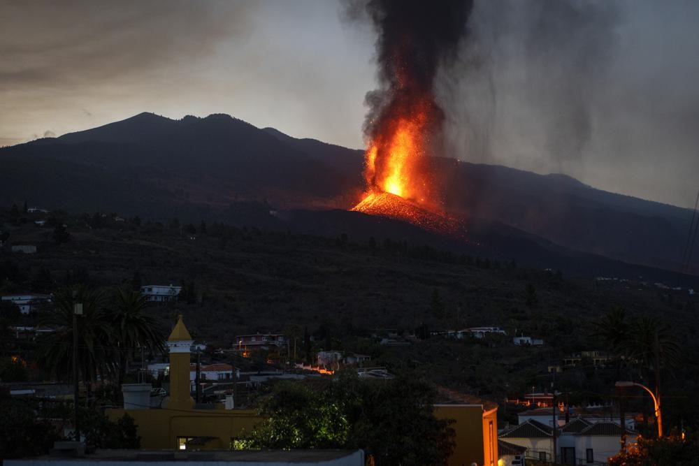 カナリア諸島の火山噴火 溶岩をかわした 奇跡の家 に注目が集まる 噴火活動は数週間から数カ月続く可能性