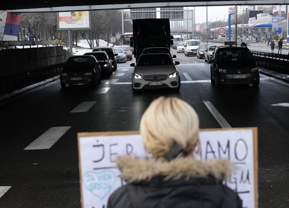 セルビアでリチウム鉱山計画に抗議するデモ 首都ベオグラードの高速道路封鎖で大渋滞 数千人が参加