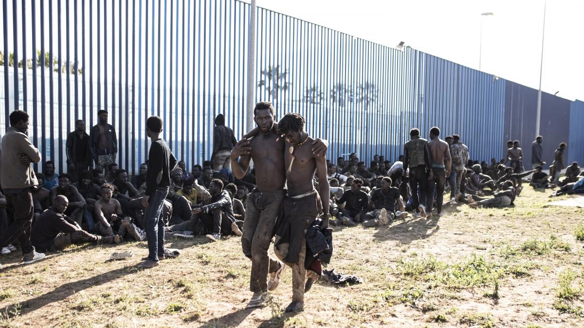 モロッコからスペインの自治都市メリリャに飛び込む移民希望者が急増 有刺鉄線付きのフェンスをよじ登り未来をつかめ