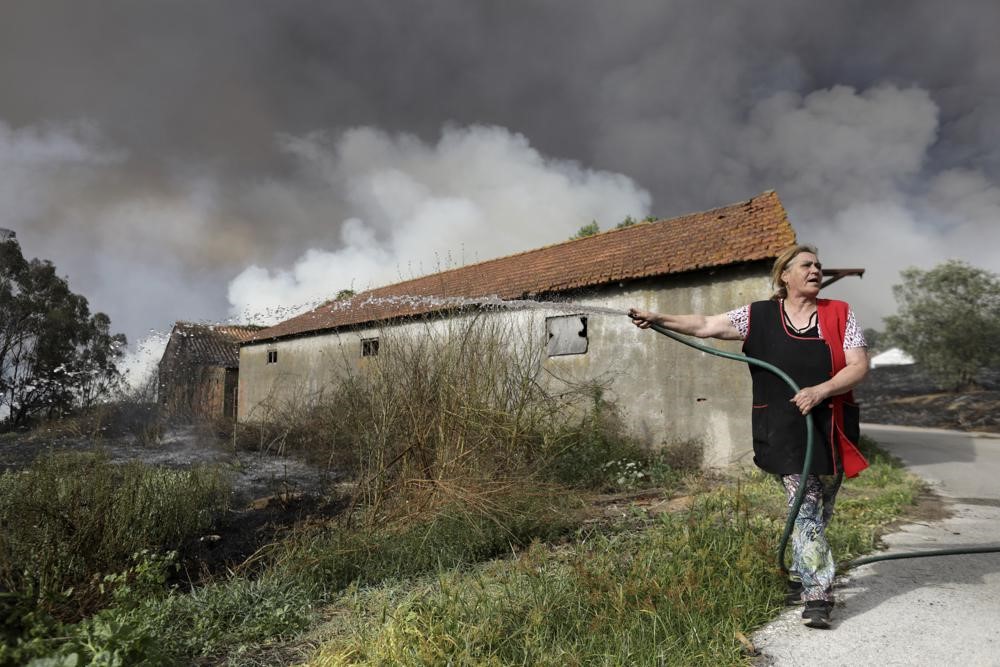 スペインとポルトガルの熱波続く 山火事拡大に懸念 各地で最高気温40度超え 46度に達する地点も