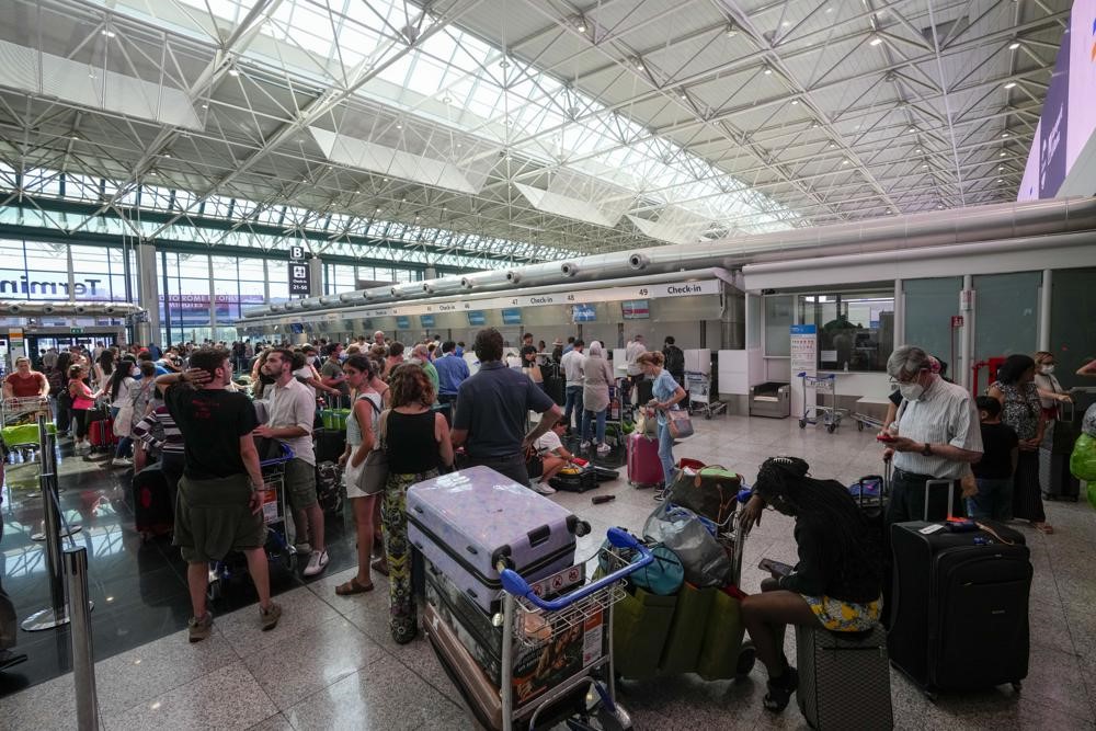 イタリアの空港でストライキ 500便が欠航に 労働組合は賃上げと業務シフトの改善を