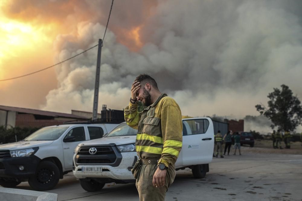 西欧炎上 熱波で山火事相次ぐ スペインとポルトガルの熱中症死者1000人超 乾燥と強風で山火事延焼