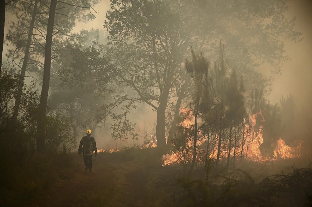 西欧炎上 熱波で山火事相次ぐ スペインとポルトガルの熱中症死者1000人超 乾燥と強風で山火事延焼