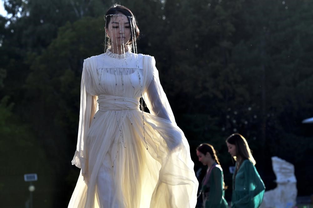 キルギス北部で古代と現代を融合させたファッションショー開催 ワールド ノマド ファッション フェスティバル