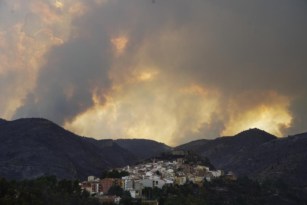 スペインの山火事拡大 列車緊急停止で乗客パニック 少なくとも10人負傷 東部バレンシア州郊外