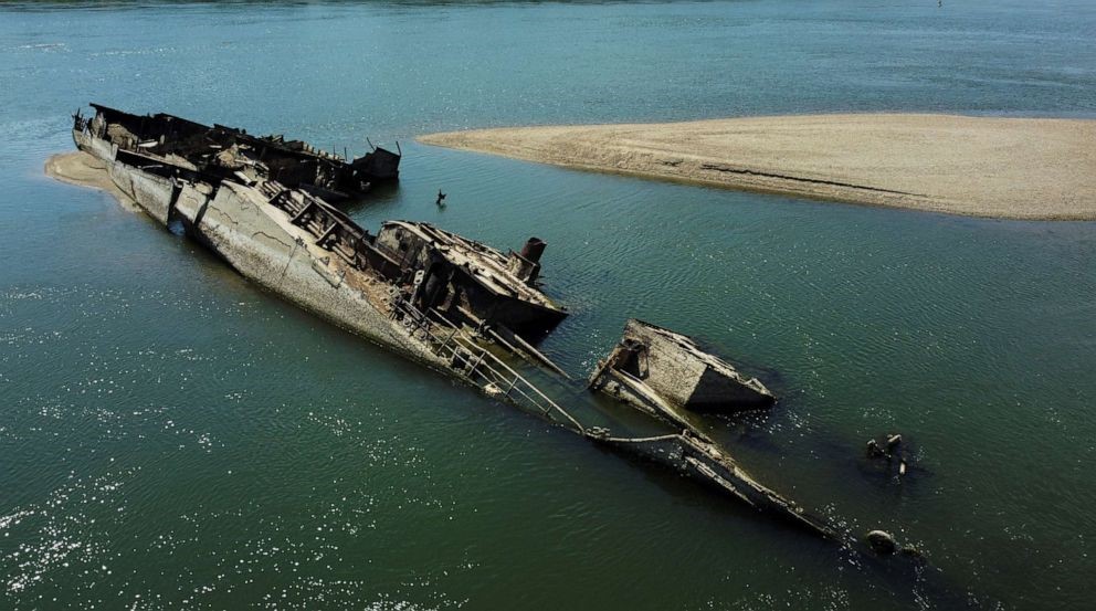 セルビア ドナウ川に第二次世界大戦の軍艦 干ばつで水位低下し姿現す ナチスの黒海艦隊の一部