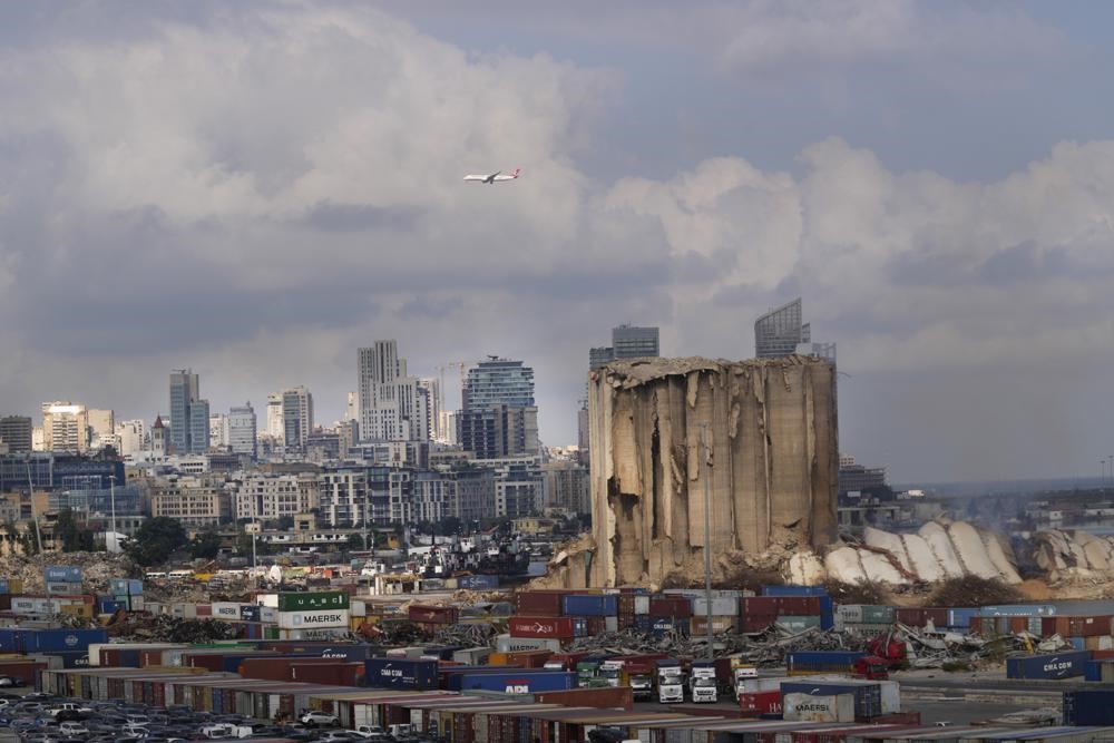 レバノン ベイルート港の穀物サイロが崩壊 2年前の大爆発事故で損傷 1カ月ほど前に火災発生