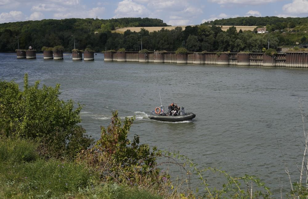 仏セーヌ川のシロイルカ救出作戦 餌付けうまくいかず難航 イギリス海峡側に誘導するも閘門 こうもん 通過できす