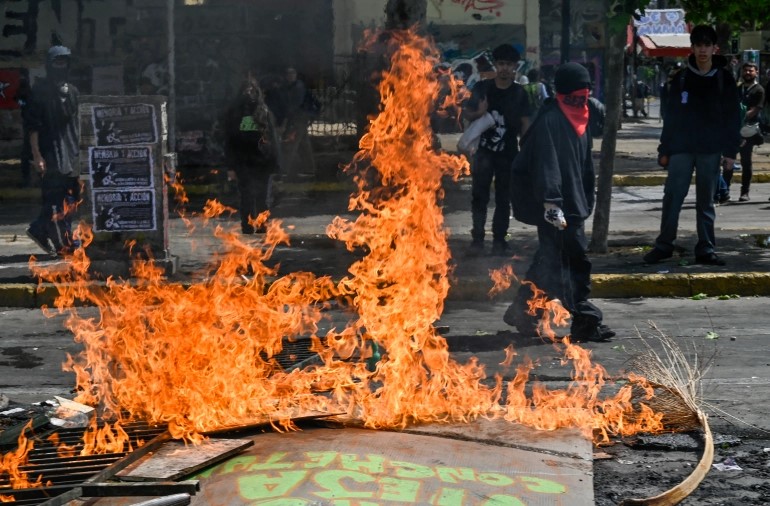 騒乱から3年 チリ人が街頭に繰り出す 平等と社会的保護を求めて 首都サンティアゴで数百人が抗議