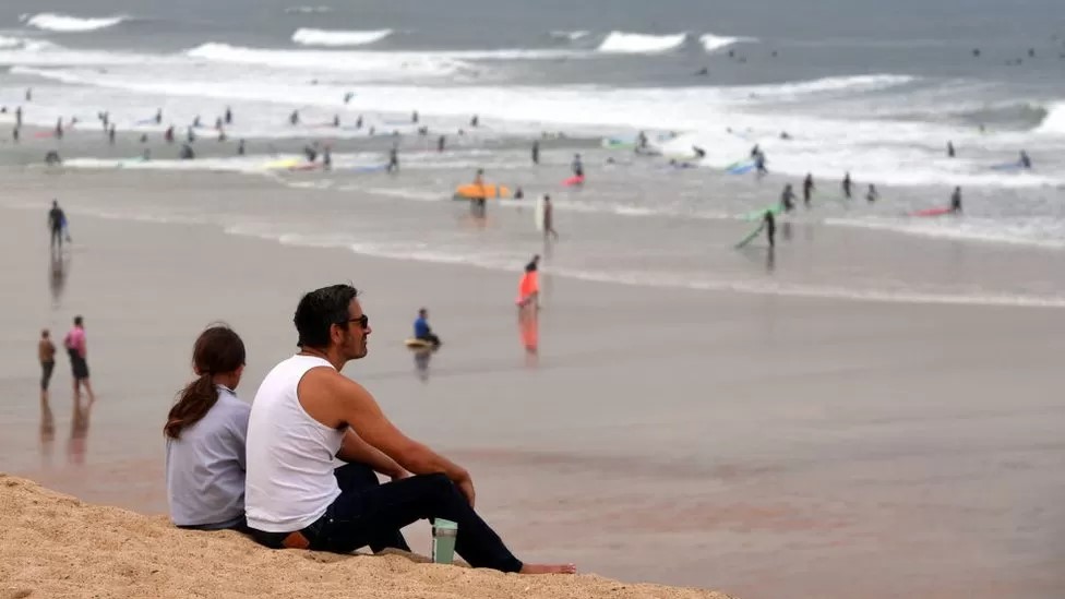 フランスとスペインの気温上昇 10月下旬とは思えない暖かさ 仏南西部のビーチには多くの海水浴客