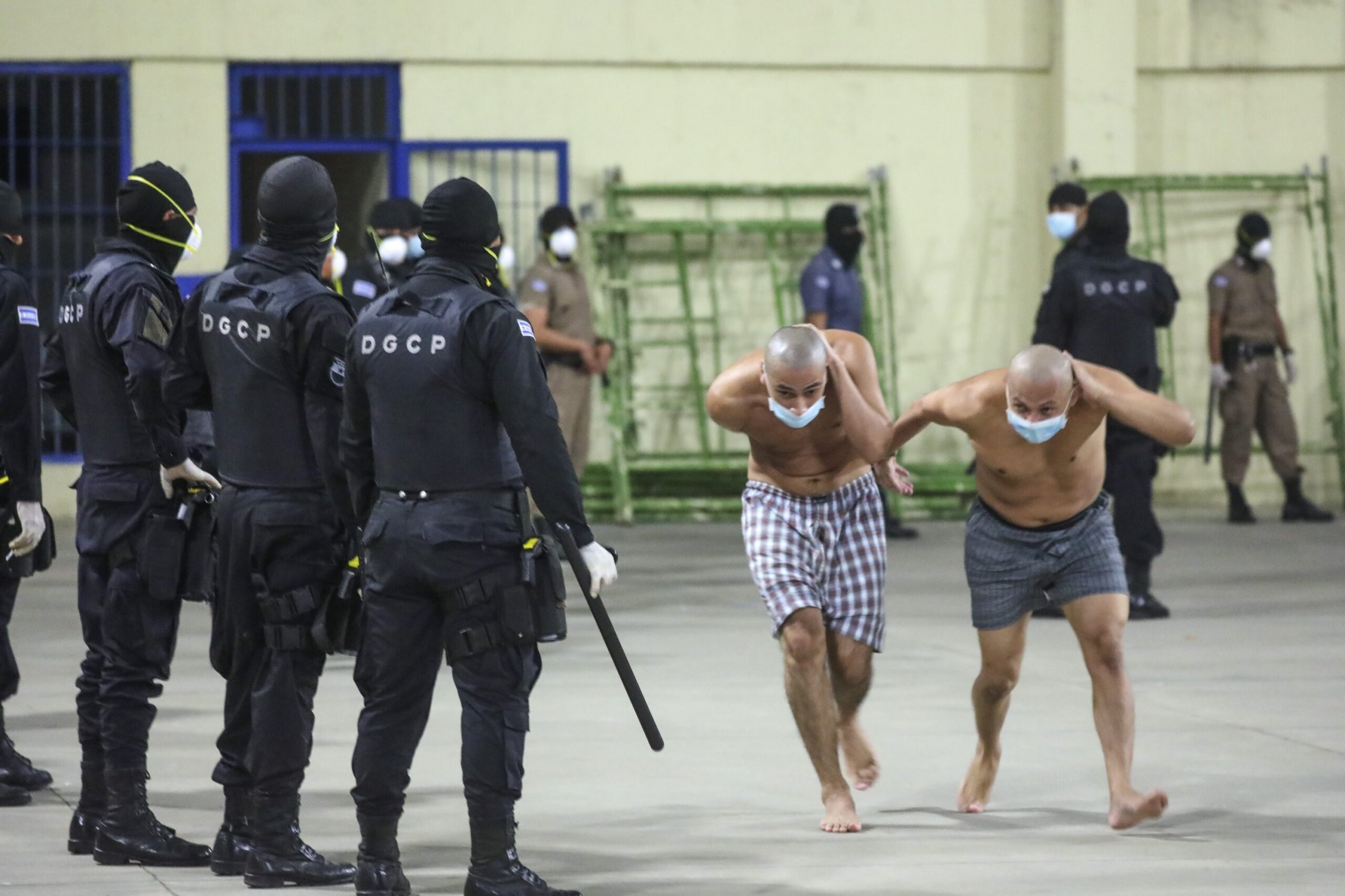 犯罪者を根絶やしにする エルサルバドル大統領 都市封鎖で住宅地などに潜伏するギャングを一掃