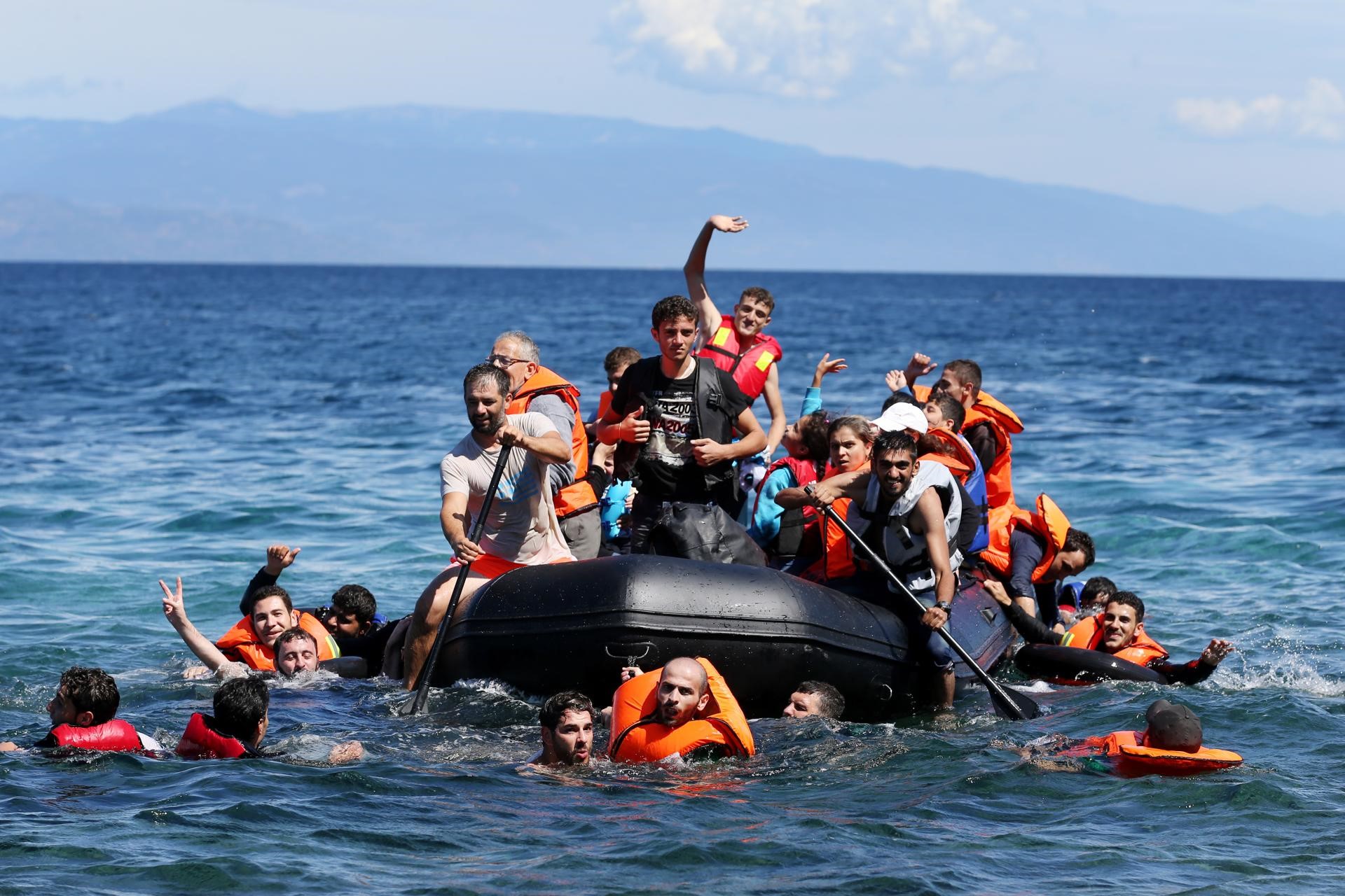 ギリシャ沖で移民船転覆 4人救助 8人が行方不明に エーゲ海のサモス島沖 捜索活動続く