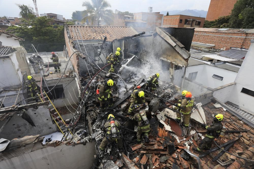 住宅地に小型飛行機墜落 乗客乗員8人死亡 コロンビア中部メデジン 民家7棟が全壊 6棟が損壊 住宅地に小型飛行機墜落 乗客乗員8人死亡 コロンビア中部メデジン 民家7棟が全壊 6棟が損壊
