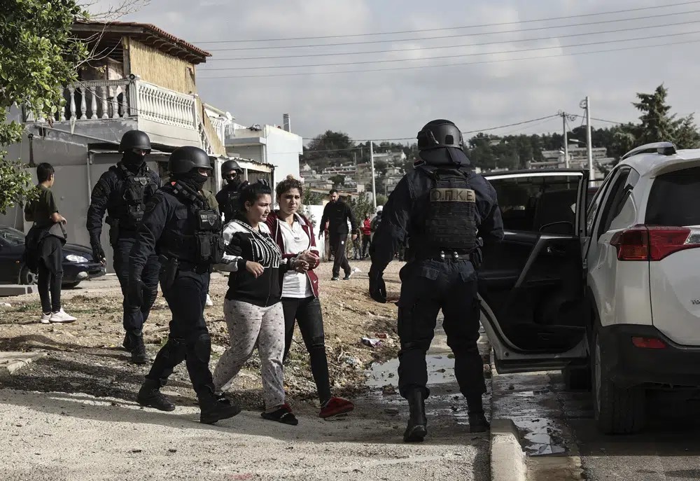 ギリシャ首都で暴動 16歳の少年が警察官に頭を撃たれた事件に抗議 薬物所持で7人逮捕 暴動に関与したとされる4人拘束