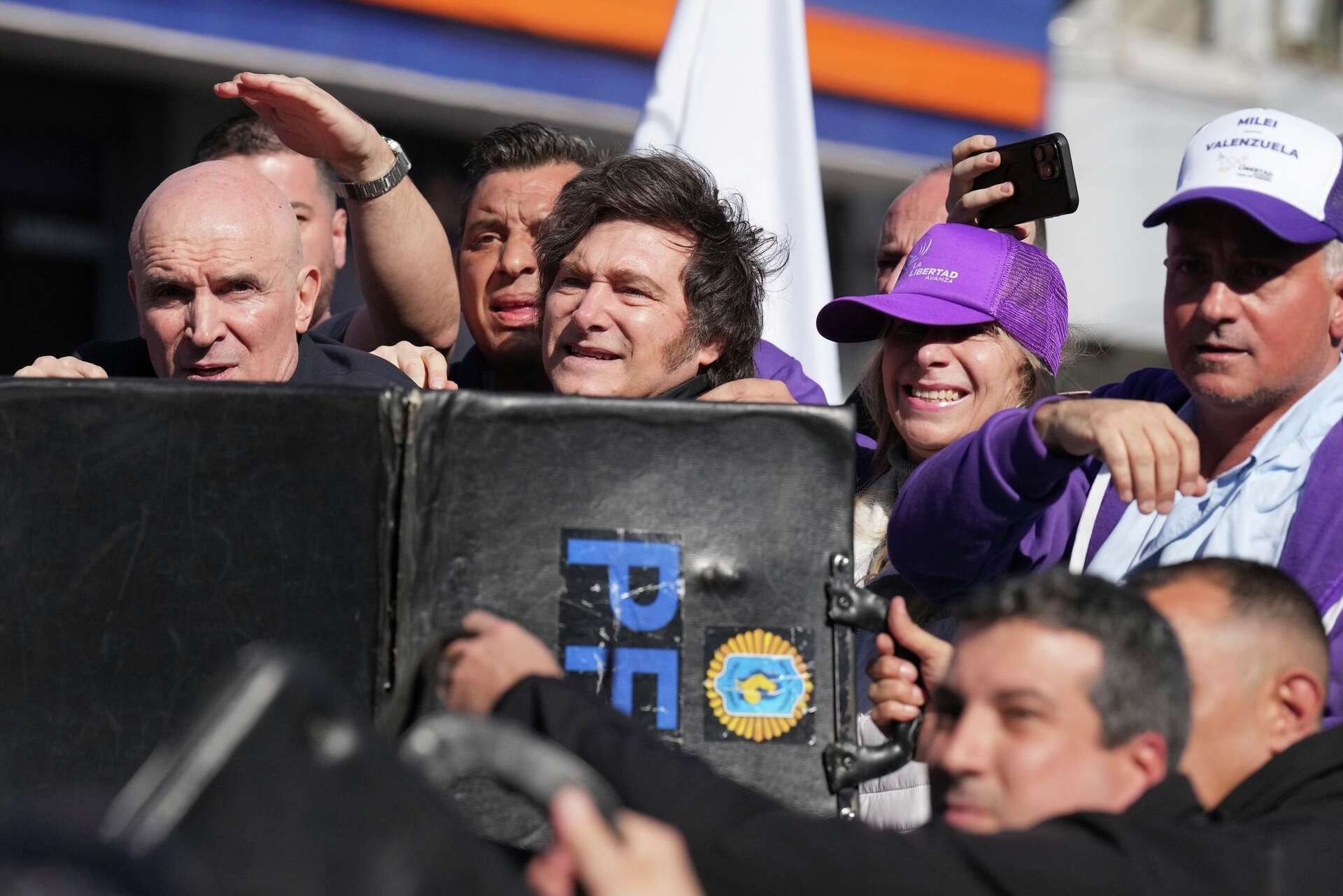 アルゼンチン大統領の車列に投石、選挙運動中、分断激化 - KWP News／九州と世界のニュース